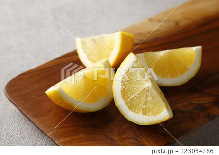 エックス切りにしたレモン エックス切りにしたレモン 123034286