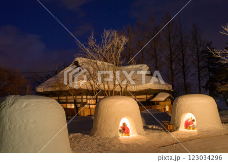 幻想的なかまくら祭りの夜　秋田県　 123034296