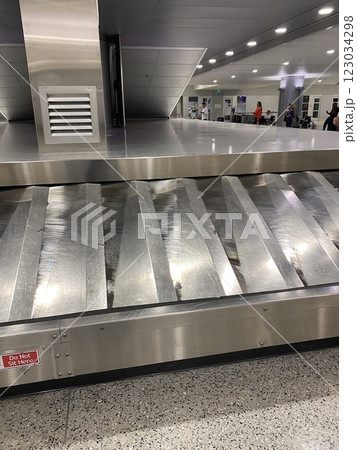 誰もいないビッグサイト駅 123034298