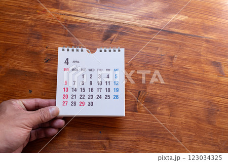 木目背景に卓上カレンダー 123034325