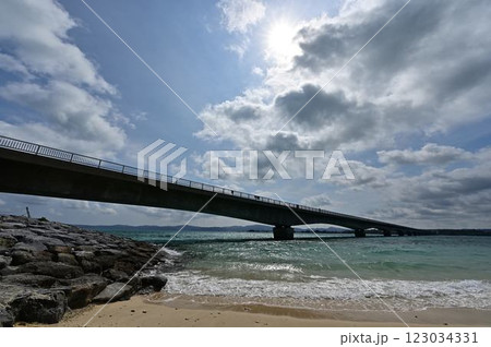 古宇利大橋と青い海 古宇利大橋と青い海 123034331
