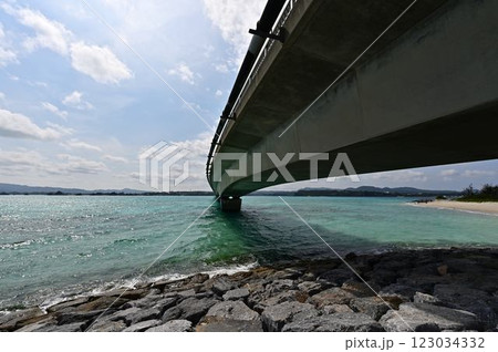 古宇利大橋と青い海 123034332