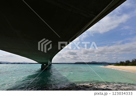 古宇利大橋と青い海 123034333