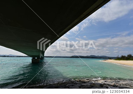 古宇利大橋と青い海 123034334