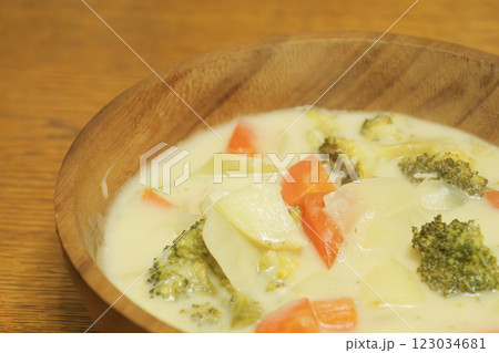 具だくさんの野菜と鶏肉、牛乳を使った温かいクリームシチュー	 123034681