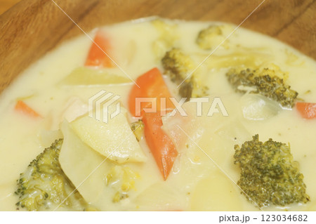 具だくさんの野菜と鶏肉、牛乳を使った温かいクリームシチュー	 123034682