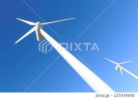 快晴の青空に映える二基の風力発電 123034898