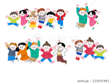 色鉛筆で描いたジャンプする子供たちのセット 123035461