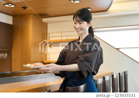 料理を運ぶ和食の従業員 料理を運ぶ和食の従業員 123035531