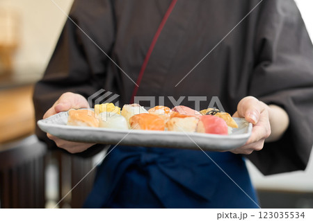 料理を運ぶ和食の従業員 123035534