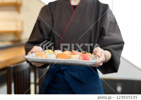 料理を運ぶ和食の従業員 123035535