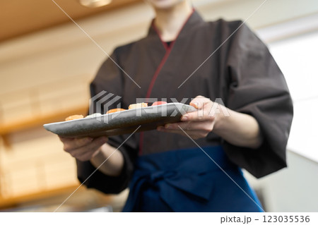 料理を運ぶ和食の従業員 123035536