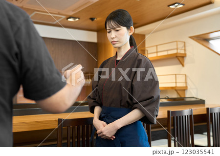 不機嫌な表情をする和食の従業員 123035541