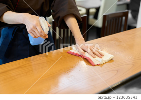店内の清掃をする和食の従業員 店内の清掃をする和食の従業員 123035543