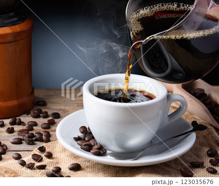 コーヒーを注ぐ 123035676