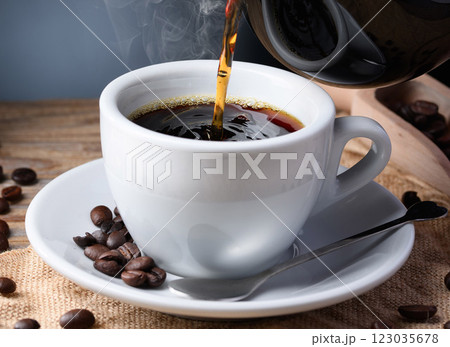コーヒーを注ぐ 123035678