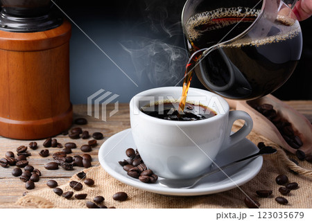コーヒーを注ぐ コーヒーを注ぐ 123035679