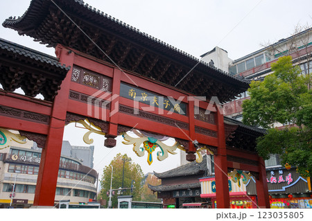 中国 南京市の繁華街、南京夫子廟 北門 123035805