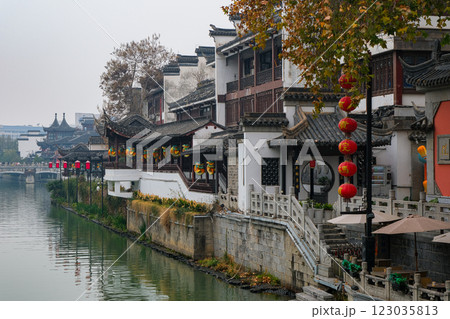 中国 南京市の繁華街、南京夫子廟の街並みと秦淮河 中国 南京市の繁華街、南京夫子廟の街並みと秦淮河 123035813