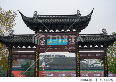 中国 南京市の繁華街、南京夫子廟にある牌楼、天下文枢坊 中国 南京市の繁華街、南京夫子廟にある牌楼、天下文枢坊 123035820