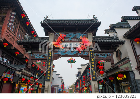 中国 南京市の繁華街、南京夫子廟にある牌楼、古秦淮西牌坊 123035823