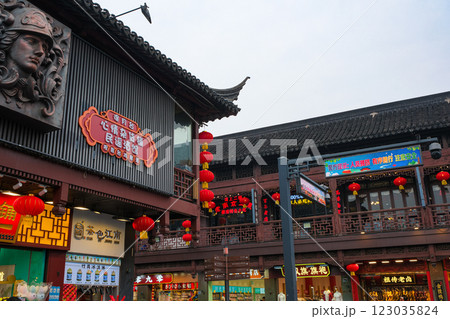 中国 南京市の繁華街、南京夫子廟の商店街 中国 南京市の繁華街、南京夫子廟の商店街 123035824
