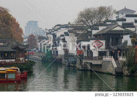 中国 南京市の繁華街、南京夫子廟の街並みと秦淮河 123035825