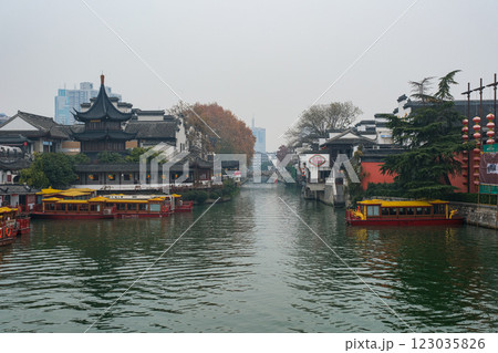 中国 南京市の繁華街、南京夫子廟の街並みと秦淮河 中国 南京市の繁華街、南京夫子廟の街並みと秦淮河 123035826