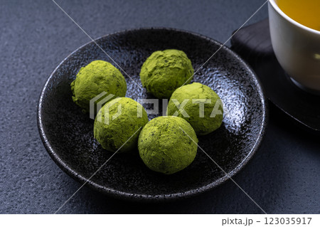 抹茶のスノーボールクッキー 抹茶のスノーボールクッキー 123035917