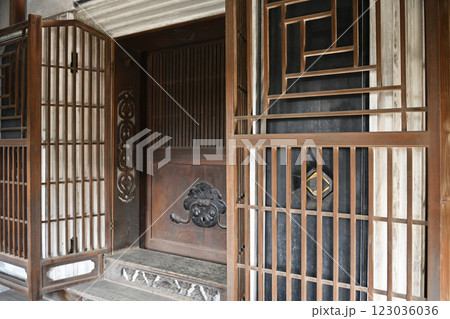 蔵のある古い家屋 蔵のある古い家屋 123036036