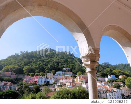 シントラ国立宮殿 から見えるシントラの町並みと山　（ポルトガル） 123036255