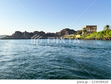 船の上から見たフィラエ島、トラヤヌス帝のキオスク 123036420