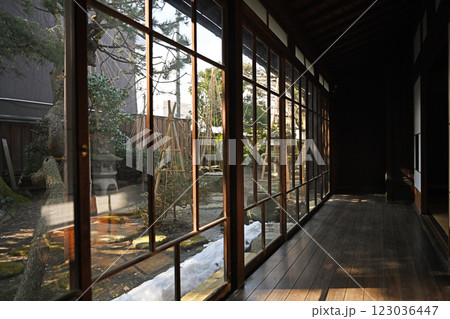 古い家屋にある縁側の廊下 古い家屋にある縁側の廊下 123036447