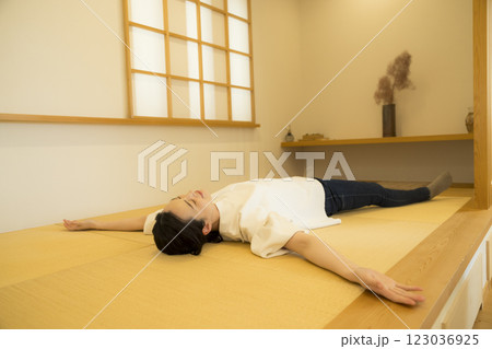 畳の上で寝転がる若い女性 123036925