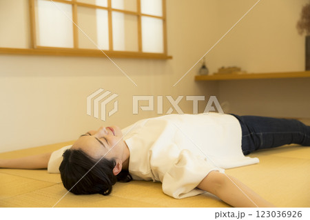 畳の上で寝転がる若い女性 畳の上で寝転がる若い女性 123036926
