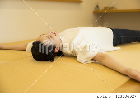 畳の上で寝転がる若い女性 畳の上で寝転がる若い女性 123036927