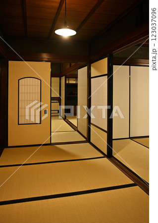 日本家屋の和室風景 日本家屋の和室風景 123037096