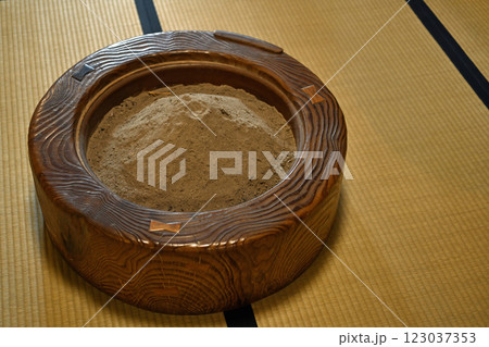 レトロな火鉢 123037353