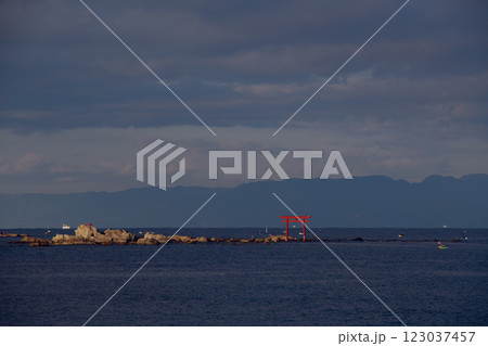 葉山の海に佇む名島鳥居 葉山の最強パワースポット 葉山の海に佇む名島鳥居 葉山の最強パワースポット 123037457