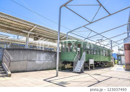 東京都世田谷区の都市風景　宮の坂駅　江ノ電601号 123037493