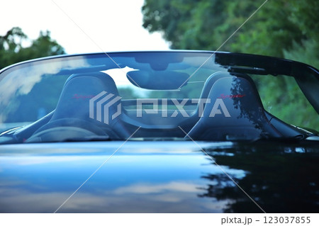 ツヤツヤの黒いオープンカー 123037855