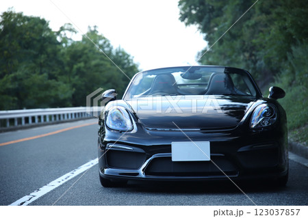 ツヤツヤの黒いオープンカー 123037857