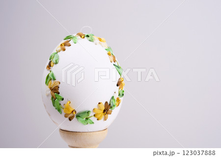 Simple easter decoration with egg, hay wreath and Kalanchoe blossfeldiana flowers. 123037888