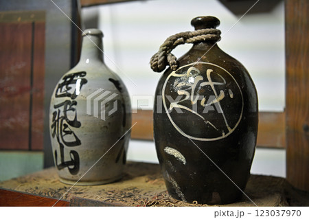 レトロな酒瓶 レトロな酒瓶 123037970