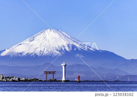 葉山から望む冬の相模湾と富士山 葉山から望む冬の相模湾と富士山 123038102