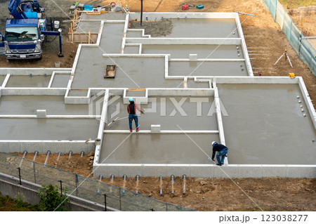 住宅イメージ　アパートの基礎工事ベースコンクリート打設 123038277