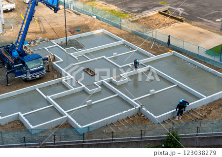住宅イメージ アパートの基礎工事ベースコンクリート打設 住宅イメージ アパートの基礎工事ベースコンクリート打設 123038279