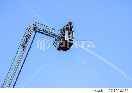 はしご車からの放水 123038286