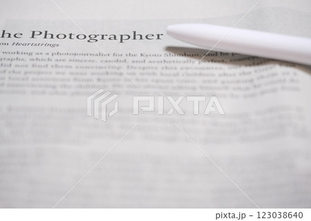 英字新聞とペンとPhotographerの見出し 123038640