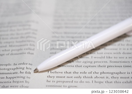 英字新聞とペンのアップ 123038642